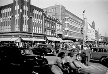 854019 Gezicht in de Lange Viestraat te Utrecht, vanaf de hoek met het Vredenburg. In het midden het warenhuis van ...